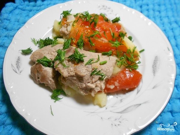 Свинина с помидорами и картофелем в мультиварке