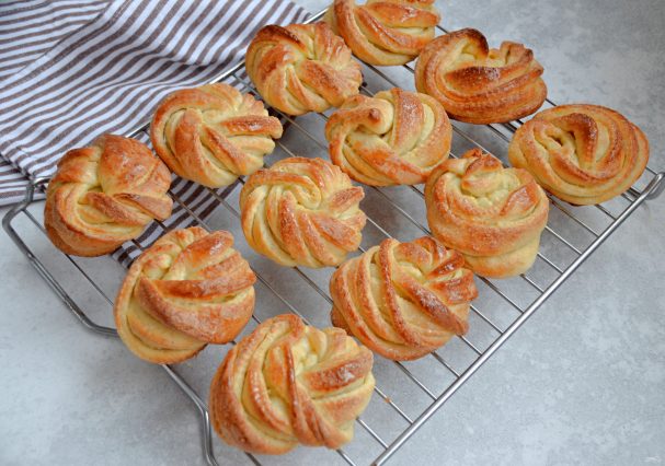 Домашние булочки с сахаром