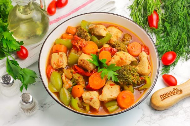 Куриная грудка, тушеная с овощами