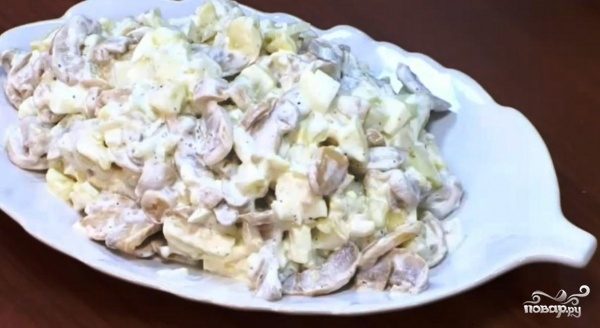 Салат с грибами, картофелем и огурцами