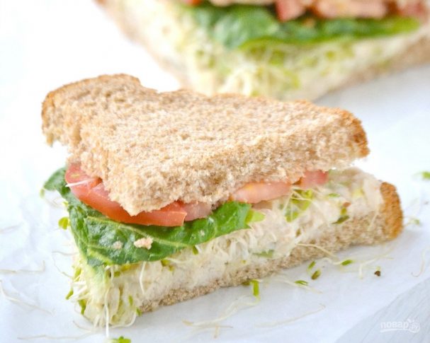 Салат с рыбой внутри сэндвича