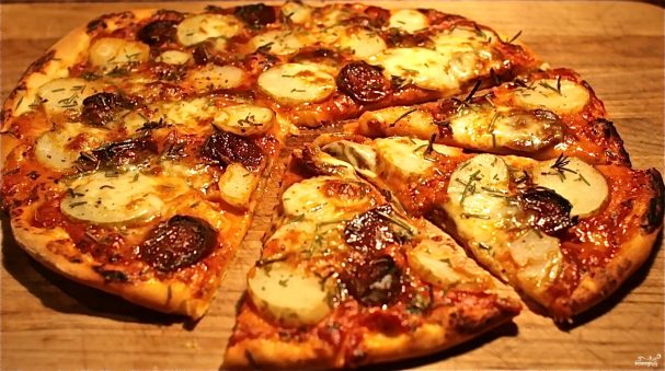 Пицца с картошкой и колбасой