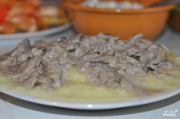 Бефстроганов из печени говяжьей со сметаной на сковороде рецепт с фото пошагово классический с фото