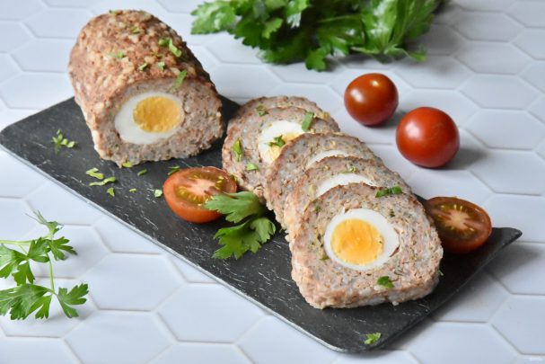 Мясной рулет с яйцом