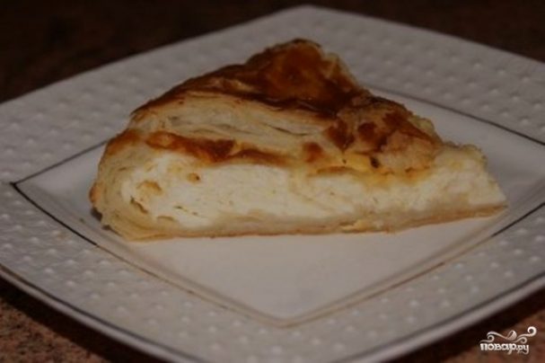 Сырный пирог из слоеного теста в духовке рецепт с фото