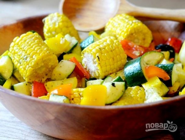 Овощной салат с кукурузными початками