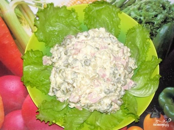Салат с колбасой и яйцами