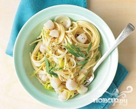 Спагетти с морскими гребешками, луком и эстрагоном