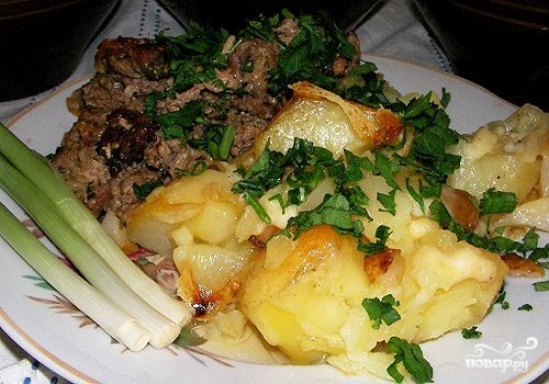 Картофель, запеченный с салом в горшочках