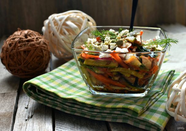 Хрустящий салат с курицей и овощами