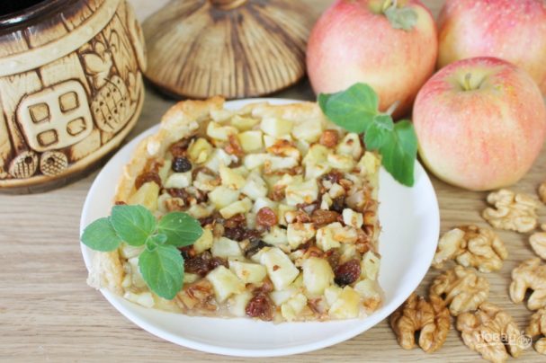 Слоеный пирог с яблоками, изюмом и орехами