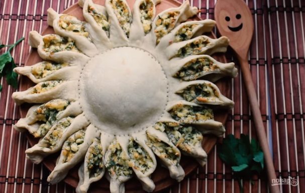 Пирог "Солнце" с сыром и зеленью
