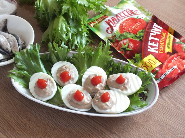 Фаршированные яйца килечной пастой с кетчупом "Махеевъ" Россия