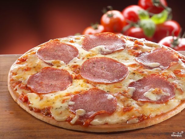 Самая простая пицца с колбасой