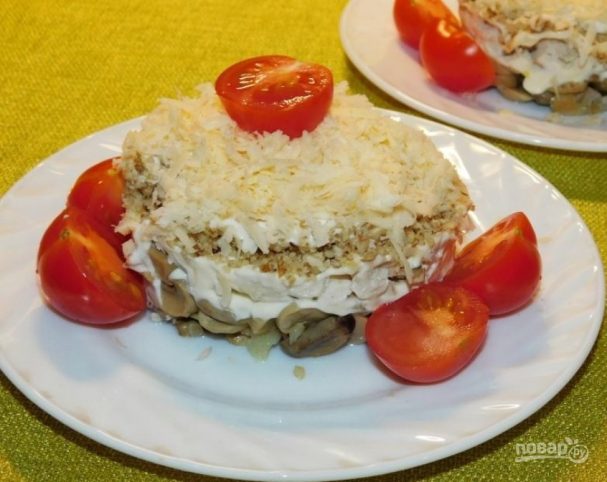 Слоеный салат с курицей, грибами и грецкими орехами