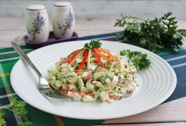 Салат из крабовых палочек с луком и зеленью