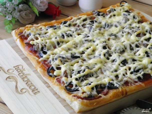 Мини пиццы из слоеного теста в духовке рецепт с фото пошагово