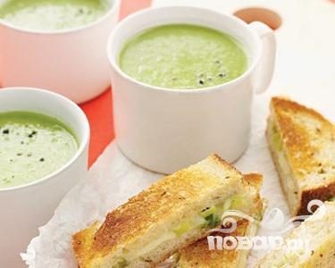 Зеленый гороховый суп с хлебцами