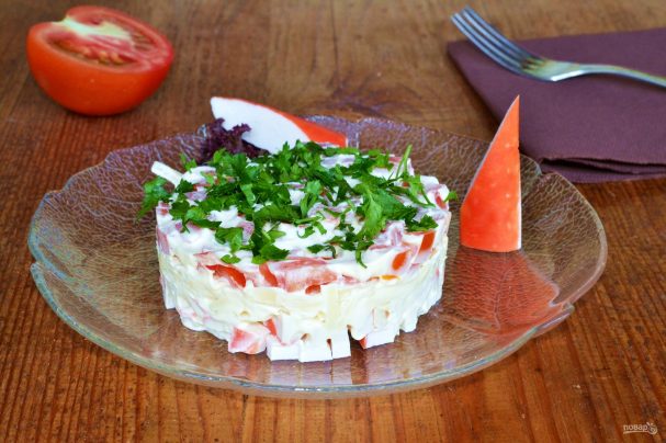 Слоеный салат с помидорами и крабовыми палочками