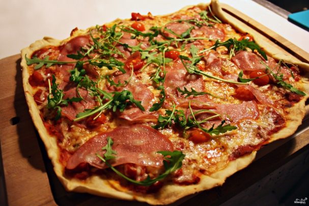 Пицца с вареной колбасой