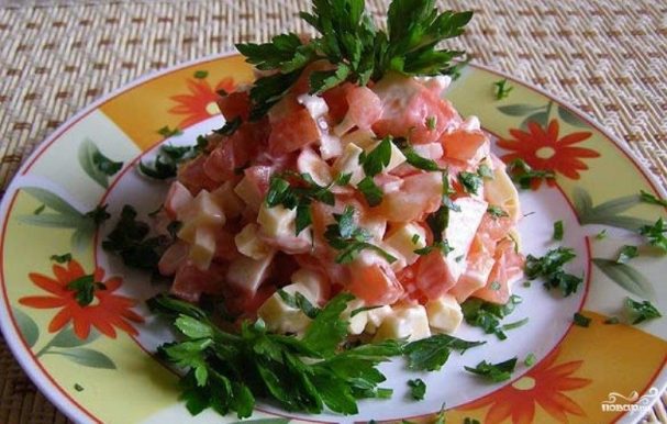 Салат с крабовыми палочками и сыром