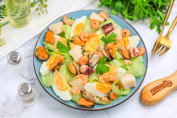 Салат из морепродуктов "Морской коктейль"