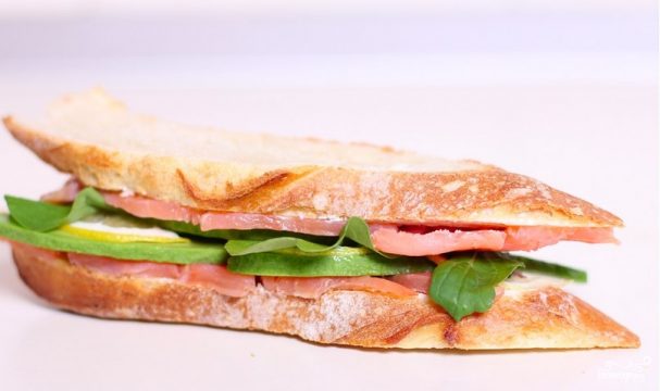Сэндвич со слабосоленой семгой и авокадо
