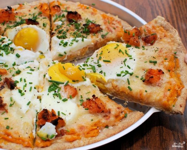 Пицца с яйцом и сыром
