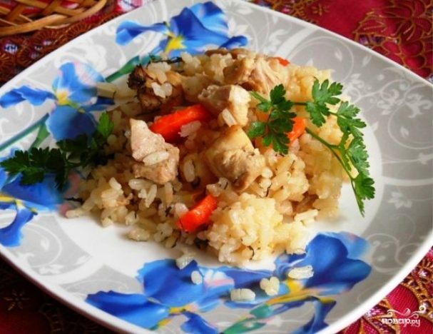 Курица, тушенная с рисом и овощами
