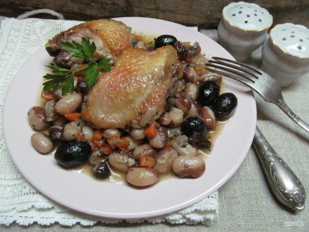 Тушеная курица с оливками и фасолью 