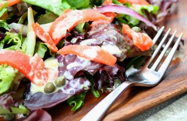 Салат с копченым лососем