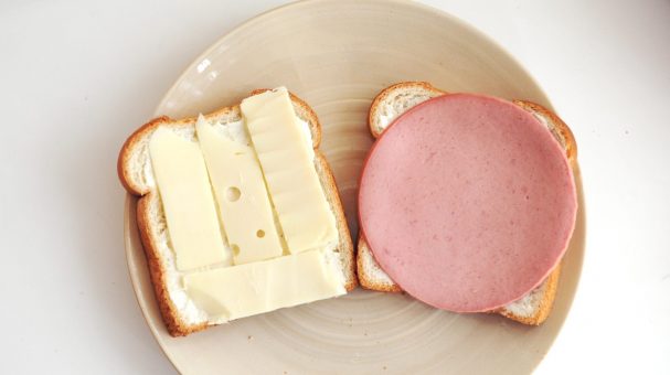 Бутерброды с колбасой и сыром