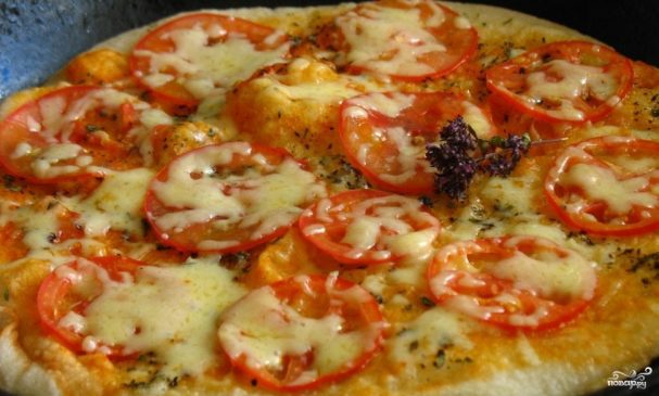 Пицца на сковороде с помидорами