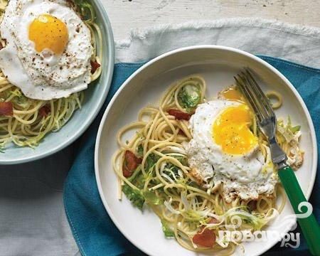 Спагетти с салатом и яйцами