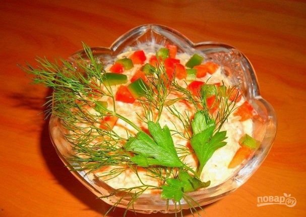 Салат сырный с чесноком и морковью