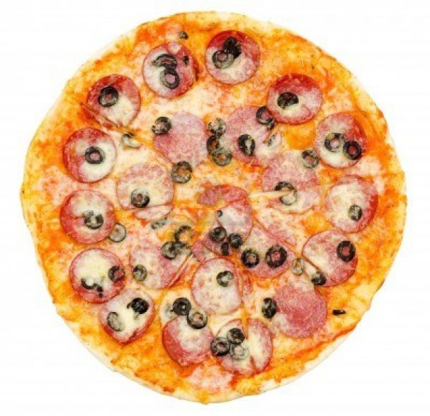Пицца с маслинами и колбасой