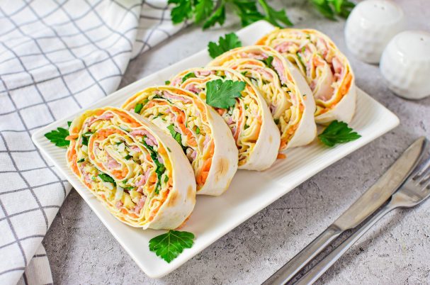 Рулет из лаваша с колбасой Рулет из лаваша с колбасой