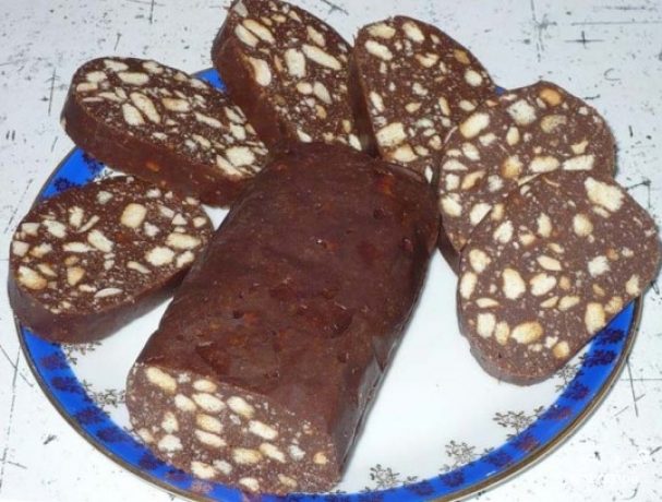Колбаска из печенья со сгущенкой и маслом без выпечки рецепт с фото