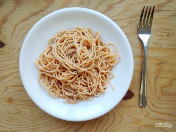 Спагетти с базиликом и сухарями