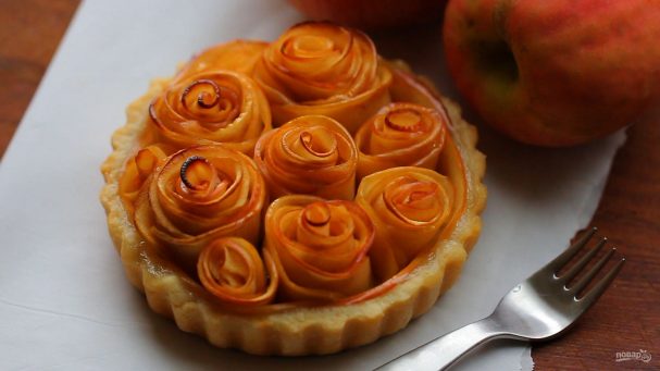 Тарт с розами из яблок