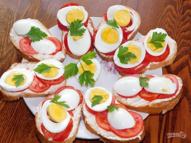 Чесночные бутерброды с яйцами и помидорами