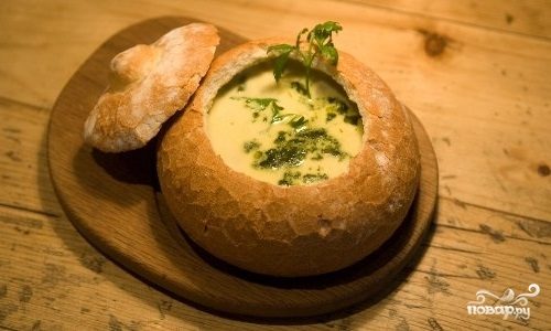 Суп в тарелке из хлеба