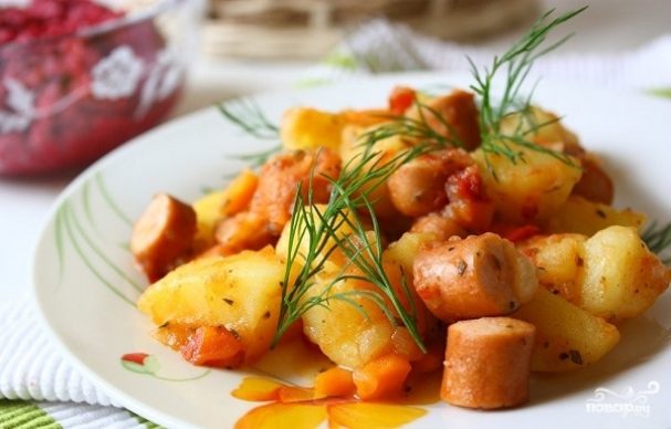 Картошка с сосиской на сковороде