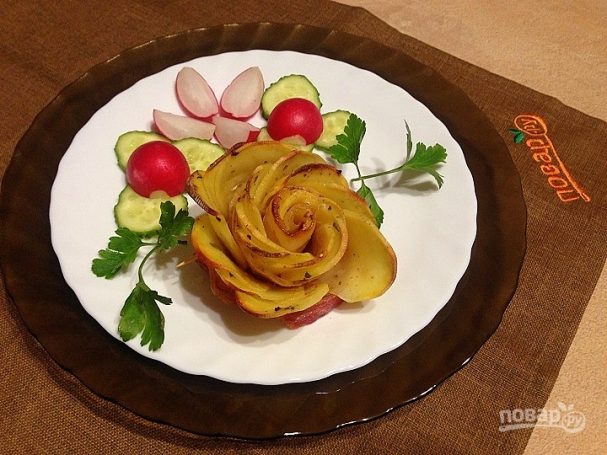 Розы из картофеля с беконом