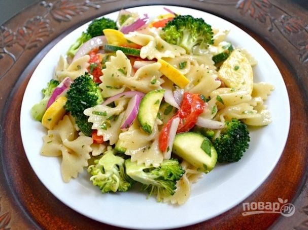 Летний салат с макаронами и овощами
