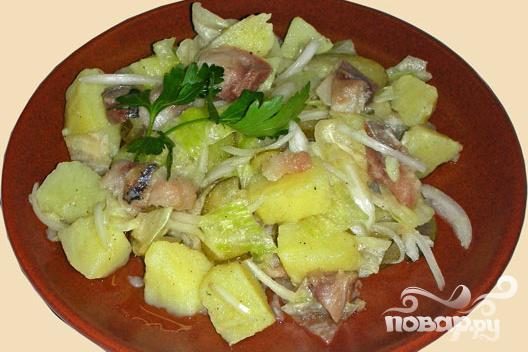 Салат с картофелем, огурцом и маслинами