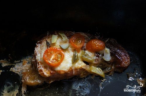 Мясо по-французски в духовке с помидорами