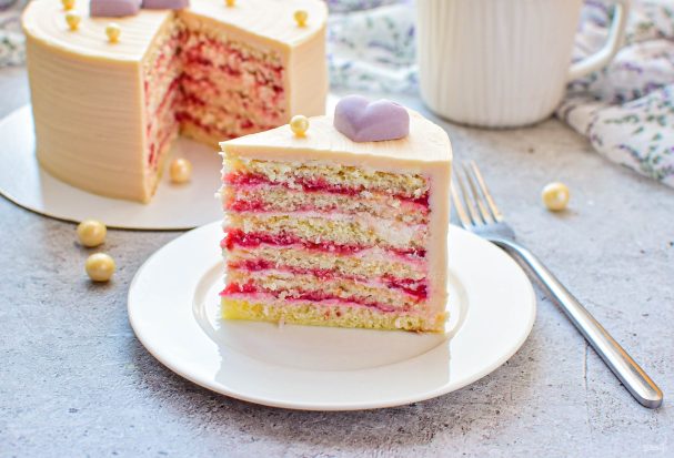 Торт молочная девочка с клубникой