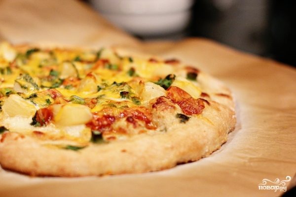 Пицца с ананасами и курицей и грибами рецепт с фото