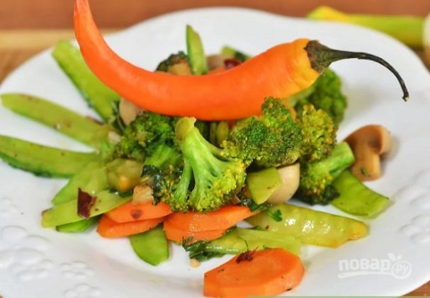 Жареные овощи с острым соусом